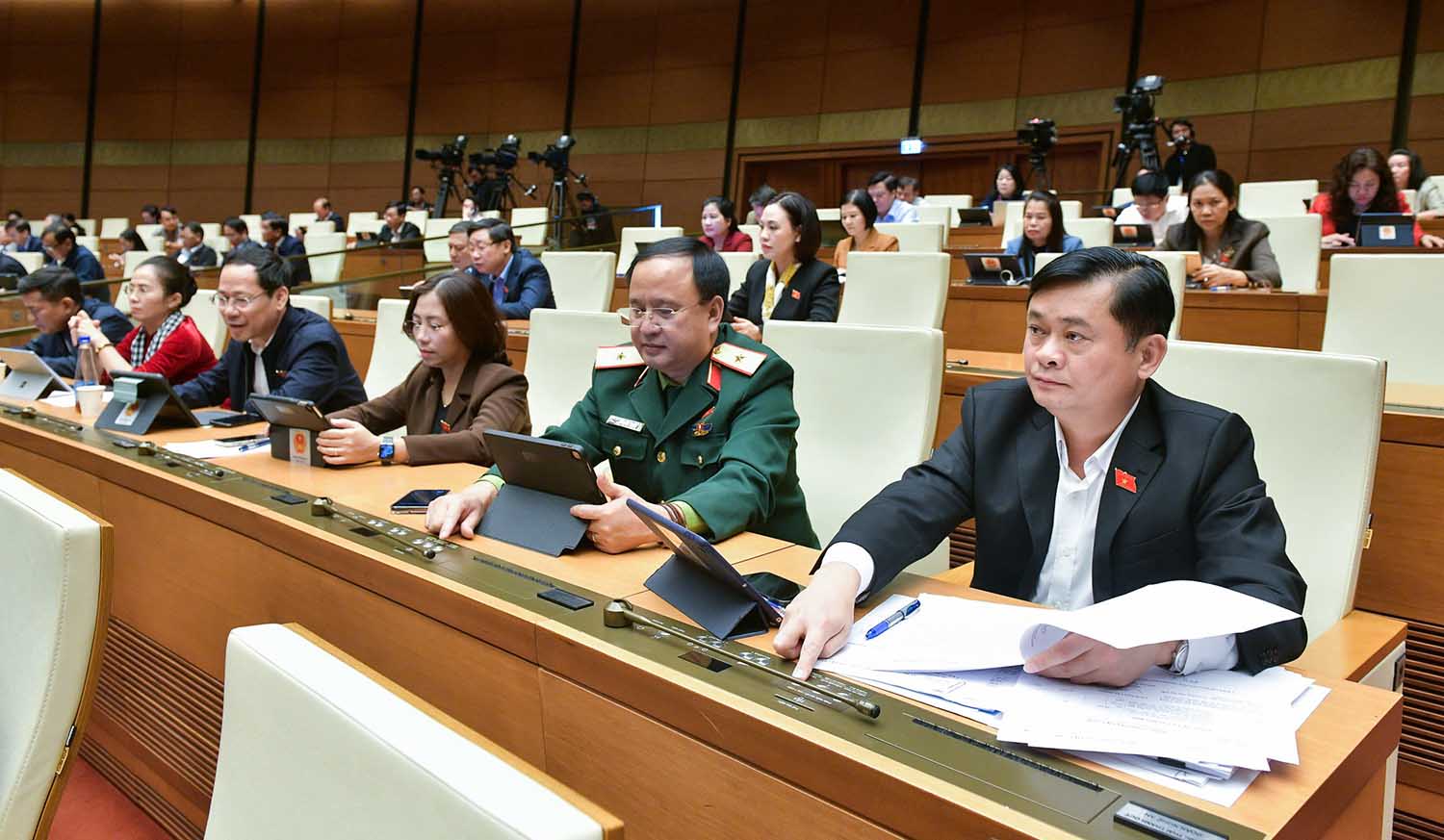 Delegates press pen to pass the Law on Prevention and Combat of Human Trafficking (amended). Photo: Quochoi.vn.