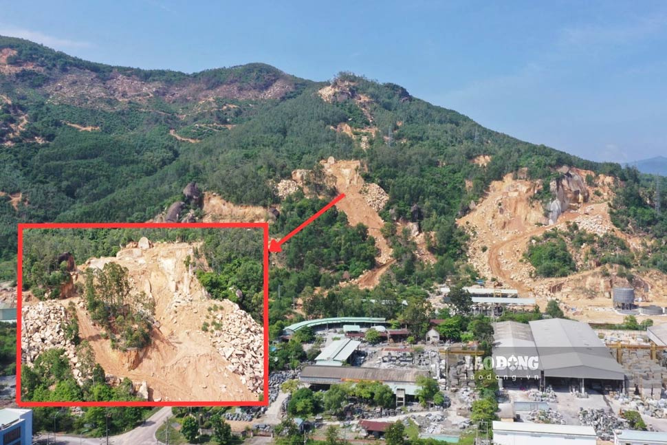 Hon Cha Mountain (Tran Quang Dieu Ward, Quy Nhon City, Binh Dinh) was chopped up by "rock bandits" for illegal stone mining. Photo: Hoai Luan