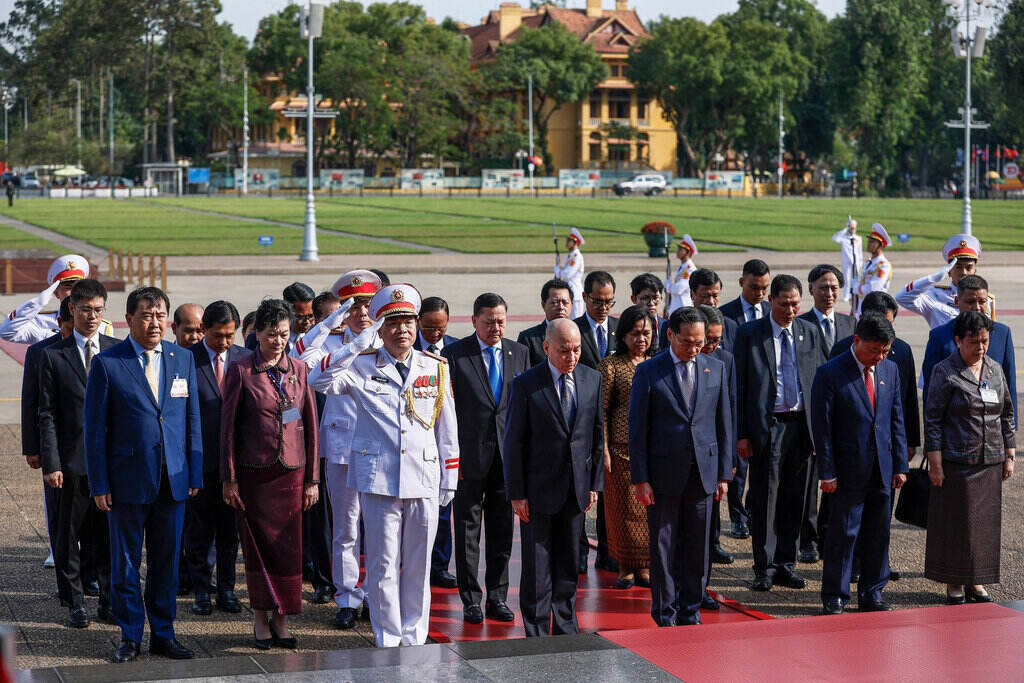 Quoc vuong Campuchia vao lang vieng Chu tich Ho Chi Minh. Anh: Hai Nguyen