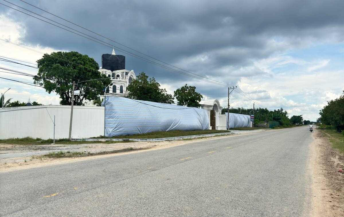 Tuong rao cua biet thu duoc phu bat cuoi thang 10.2024. Anh: Duy Tuan 