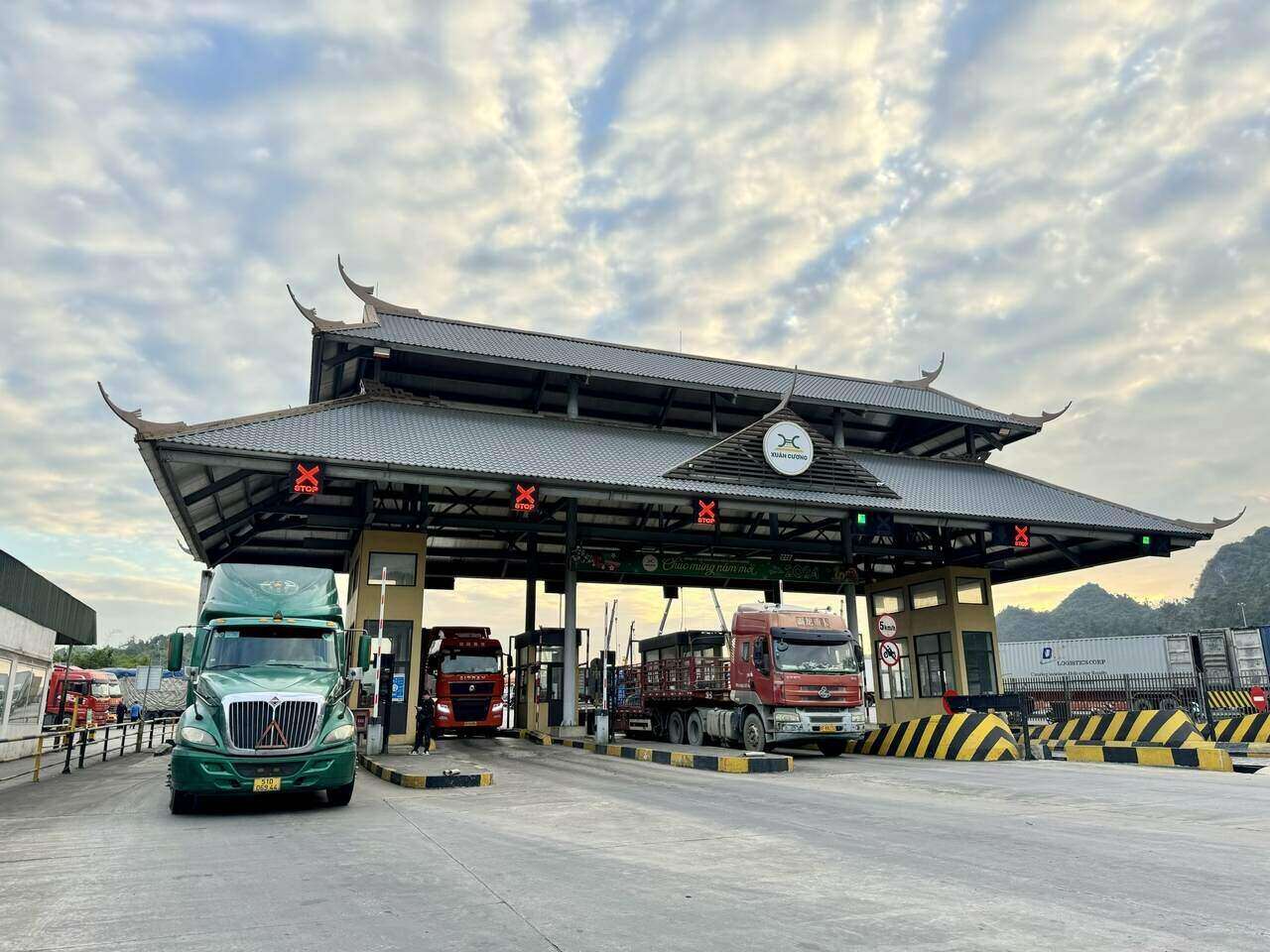 Goods transit warehouse at Huu Nghi border gate (Lang Son). Photo: Khanh Linh