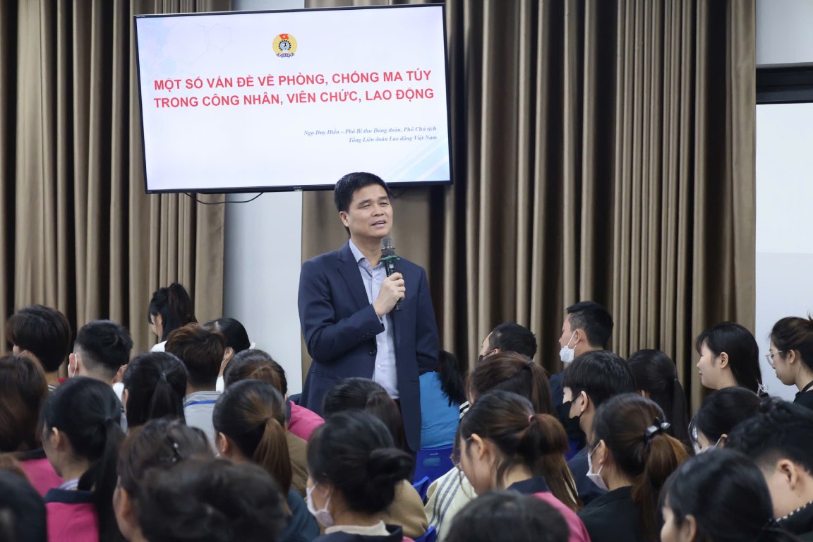 Mr. Ngo Duy Hieu, Vice President of the Vietnam General Confederation of Labor, imparts knowledge on drug prevention to workers. Photo: Quyet Chien