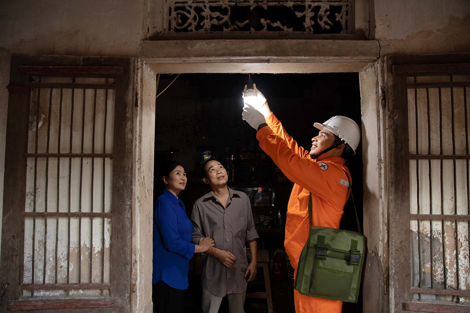 EVNHANOI repairs the electrical system for a policy family in Hanoi. Photo: Minh Thu.