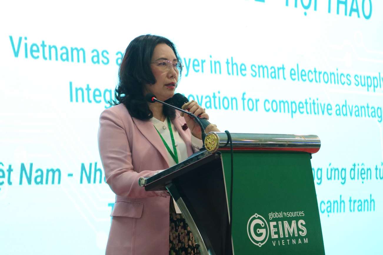 Ba Do Thi Thuy Huong - Pho Chu tich Hiep hoi Cong nghiep ho tro Viet Nam phat bieu tai hoi thao. Anh: Tuyet Lan