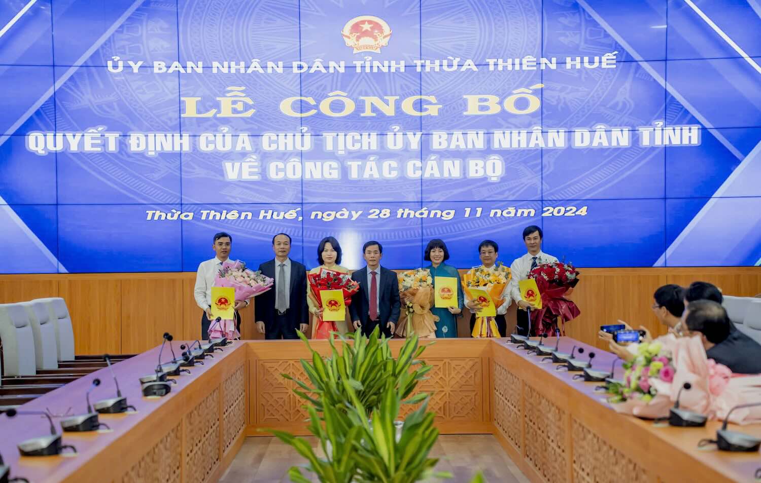 Leaders of Thua Thien Hue province presented flowers to congratulate newly appointed officials. Photo: V. Bon.