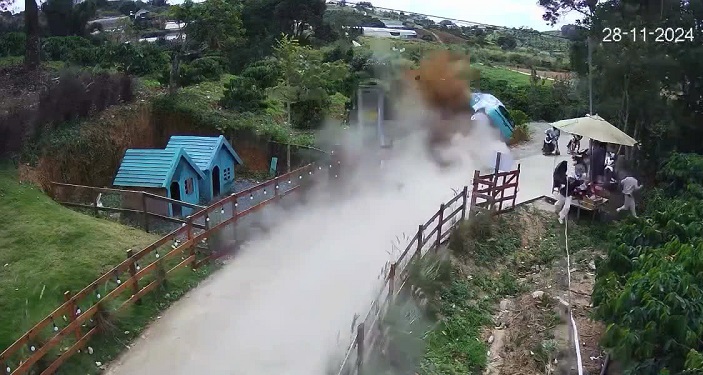 The scene of an electric car crashing onto the sidewalk and flipping over, causing 4 casualties. Photo: Lam Hong