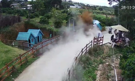 Hiện trường xe ôtô điện lao lên lề đường rồi lật nhào khiến 4 người thương vong. Ảnh: Lam Hồng