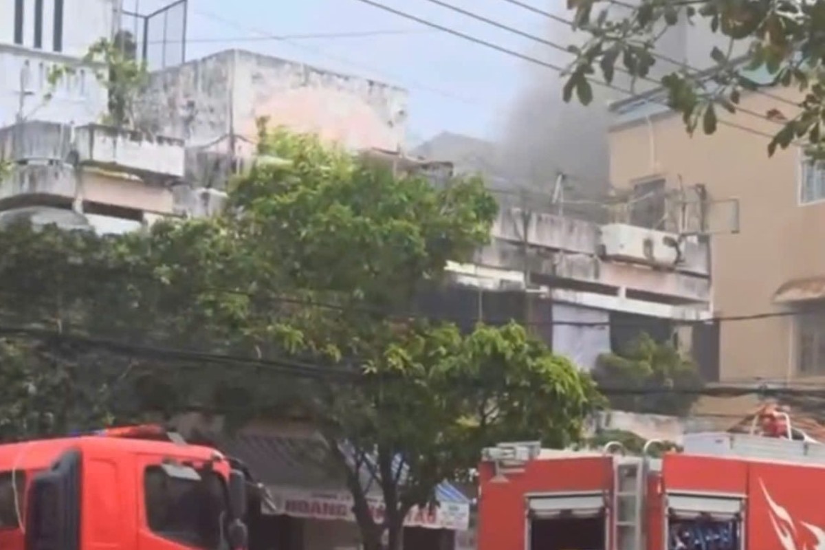 Smoke billows at the scene of the fire. Photo: Phuc Buu
