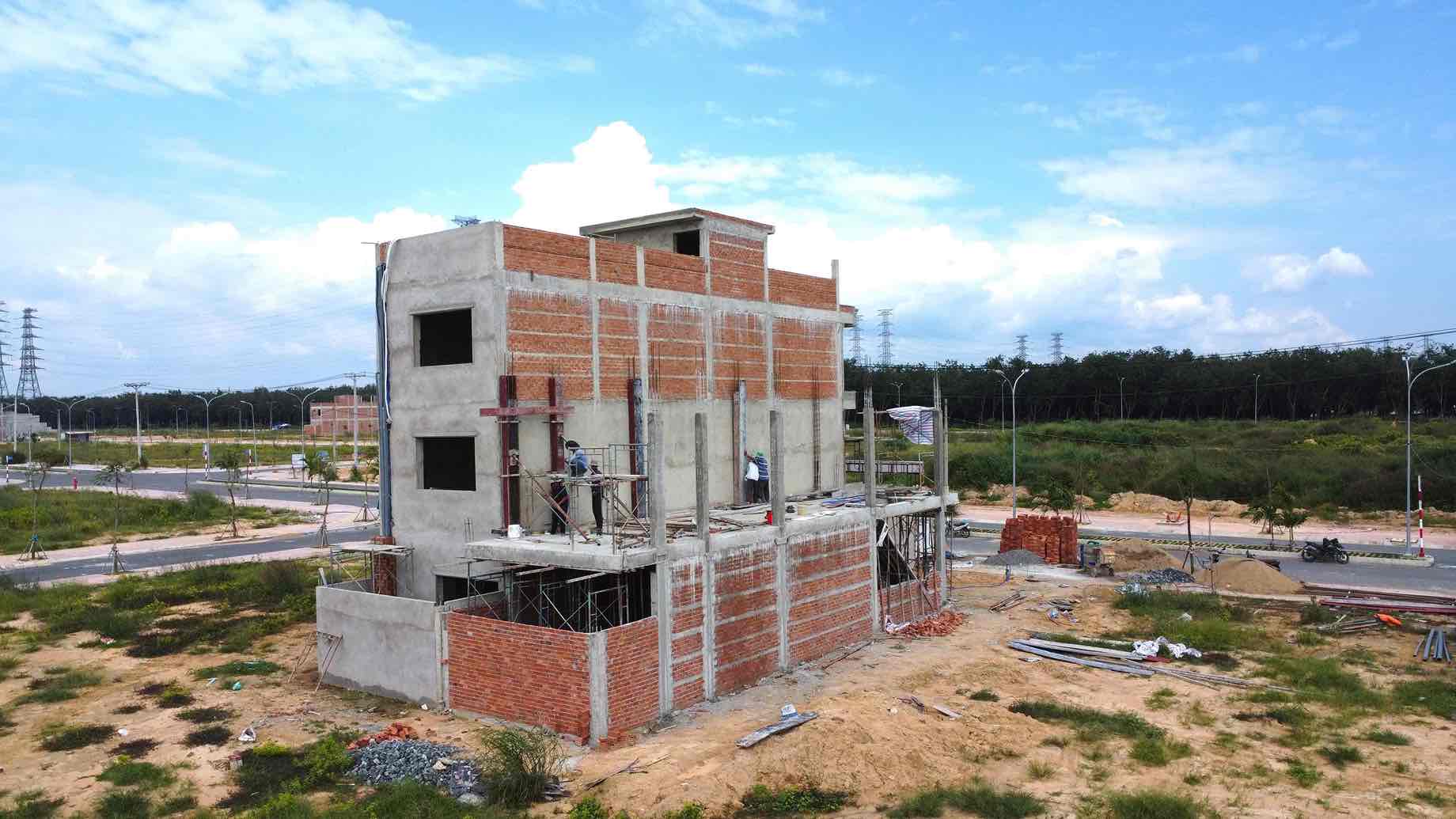 People build houses in Long Duc resettlement area to serve the Bien Hoa - Vung Tau expressway project. Photo: HAC