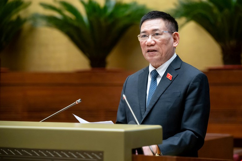 Deputy Prime Minister Ho Duc Phoc presents the Proposal on the draft Resolution on VAT reduction. Photo: Pham Dong