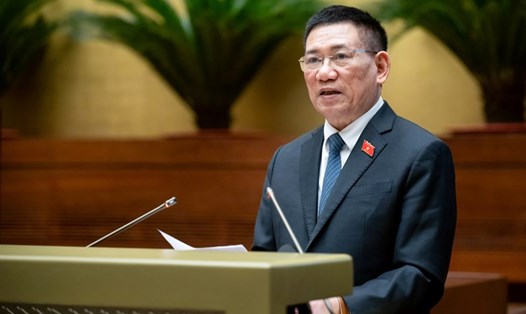 Phó Thủ tướng Chính phủ Hồ Đức Phớc trình bày Tờ trình về dự thảo Nghị quyết về giảm thuế VAT. Ảnh: Phạm Đông