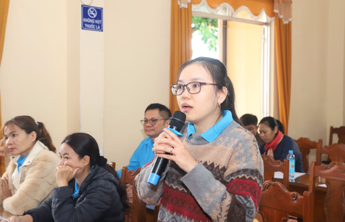 Trade unions and workers make recommendations on building social housing and low-cost housing with installment payments. Photo: Lam Hong