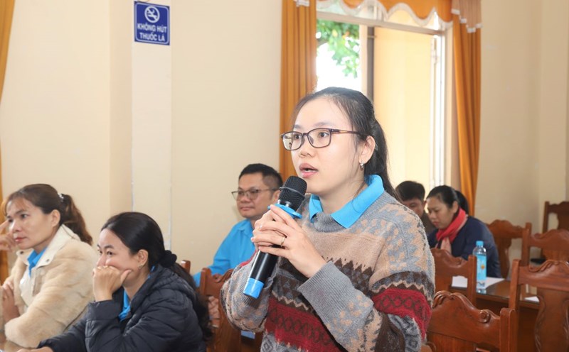 Trade unions and workers make recommendations on building social housing and low-cost housing with installment payments. Photo: Lam Hong