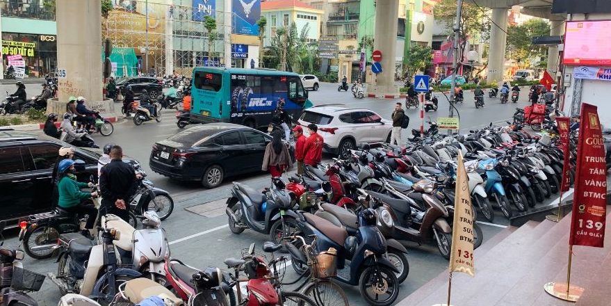 Nguoi den mua da so bo ve khi cua hang khong thong bao thoi gian ban ra vang nhan. Anh: Le Ha