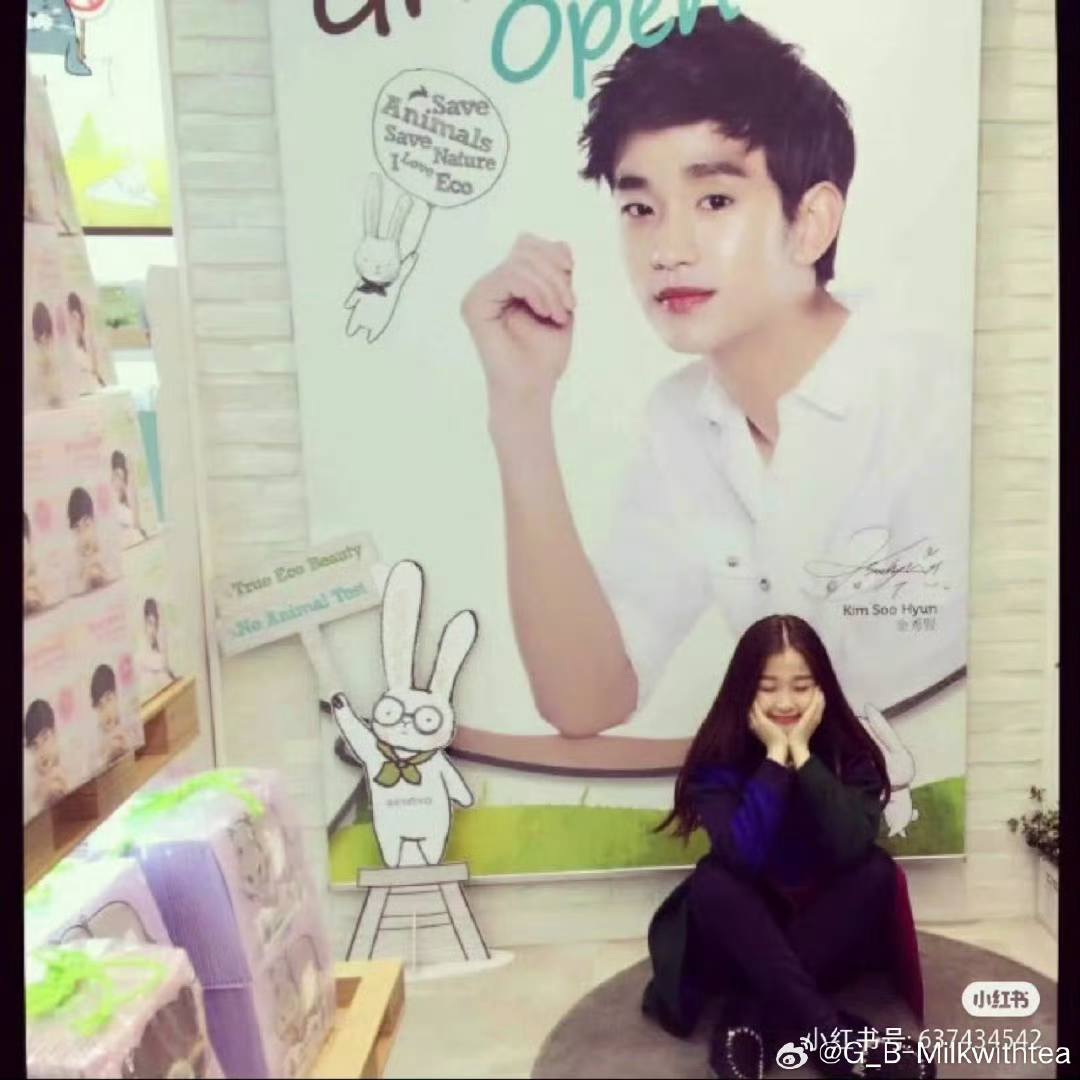 Ngu Thu Han chup anh cung bien hieu quang cao Kim Soo Hyun trong chuyen di Han Quoc. Anh: Weibo