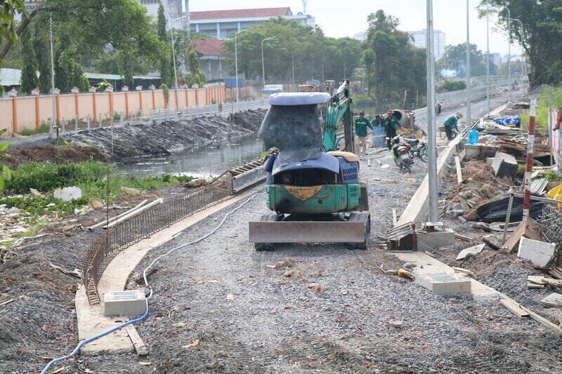Many canal-side roads in District 12 are striving to be completed before Tet. Photo: Huan Cao