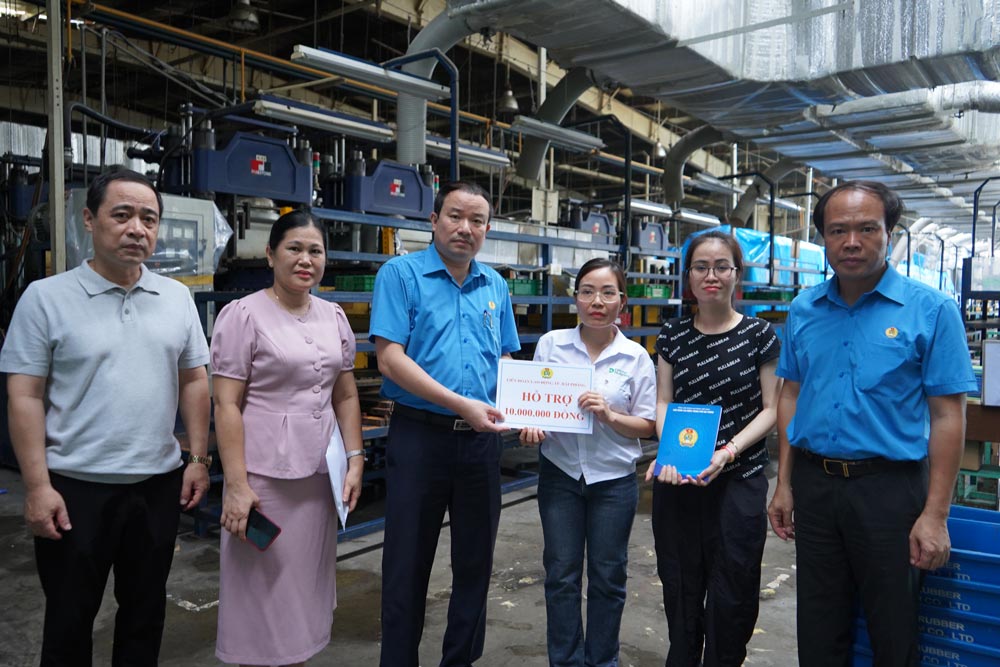Hai Phong City Labor Federation allocates union funds to practically care for union members and workers. Photo: Mai Dung
