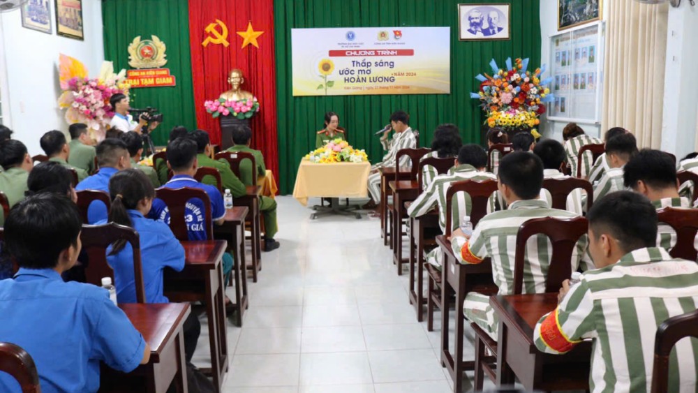 Prisoners participating in the talk show. Photo: Kien Giang Police