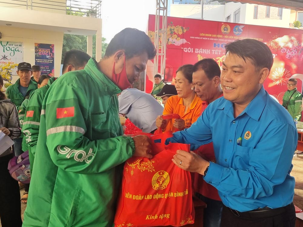 Mr. Nguyen Van Hai - Chairman of Binh Tan District Labor Union (right cover) - presents gifts to members of Binh Tan District Technology Vehicle Union. Photo: Nam Duong