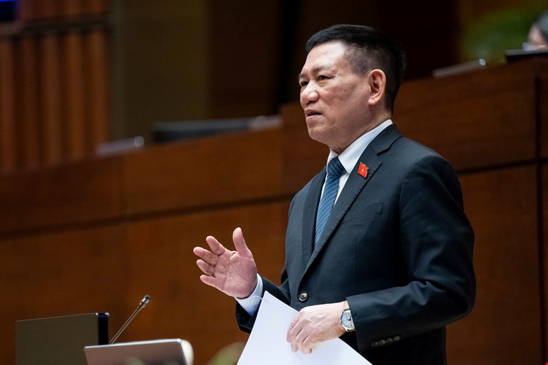 Deputy Prime Minister Ho Duc Phoc clarified a number of issues of concern to delegates regarding the National Assembly's draft Resolution on value-added tax reduction. Photo: National Assembly