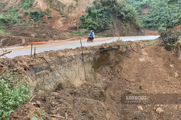 Provincial Road 156 has a landslide close to the road, making travel risky for people. Photo: Dinh Dai