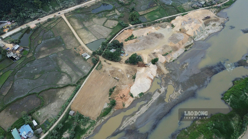 A stream in Lao Cai has had its flow blocked by thousands of cubic meters of soil. Photo: Dinh Dai.