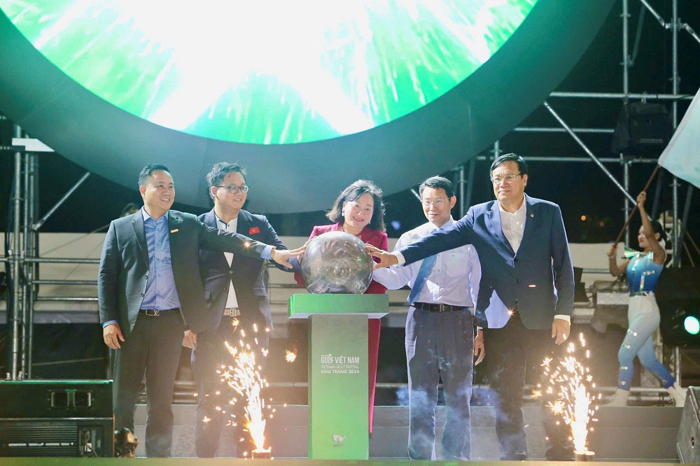 Mr. Ha Huy Cuong - Deputy General Director of Nam A Bank (left cover) performed the Opening Ceremony of Vietnam Golf Festival - Nha Trang 2024. Photo: Nguyen Vinh