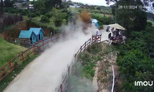 Hiện trường vụ lật xe khiến 1 cháu bé tử vong. Ảnh: Lam Hồng