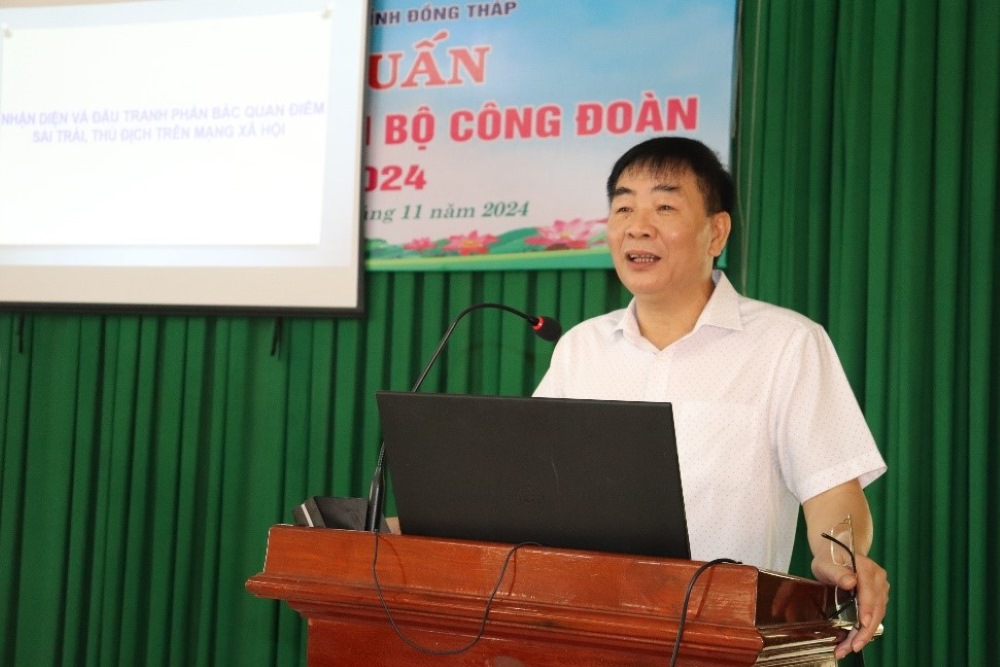 Pho Giao su Tien si Vu Dinh Oanh, nguyen Truong khoa Quan ly Nha nuoc ve an ninh trat tu, Hoc vien An ninh Nhan dan tap huan nghiep vu cho can bo Cong doan. Anh Luu Hung