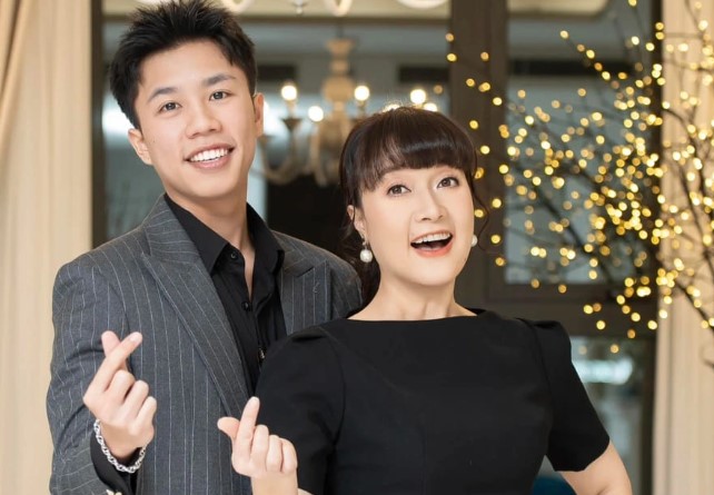 Artist Van Dung and her son. Photo: Facebook character