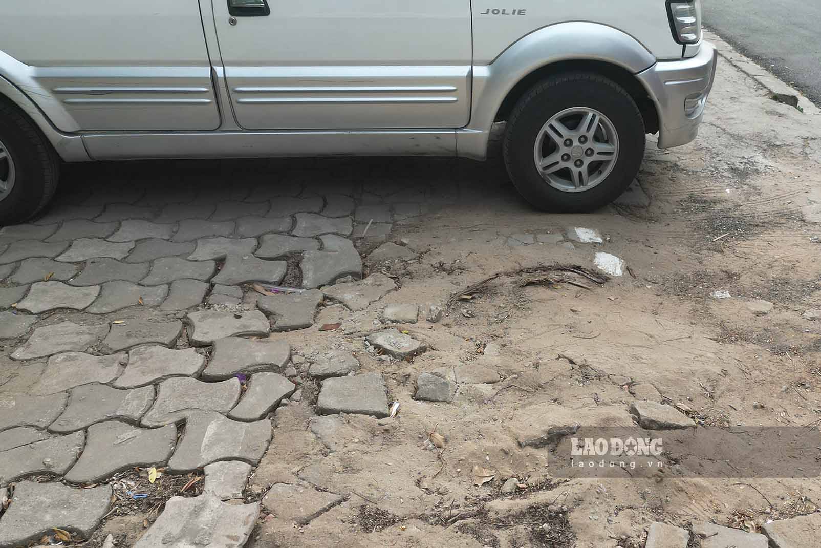 Tuy nhien, theo ghi nhan cua Lao Dong ngay 28.11, khu vuc via he tai cong cong vien Tuoi tre Thu do nam tren duong Vo Thi Sau bi bong troc va xuong cap. Nhieu phuong tien dung do tran lan truoc cong cong vien.