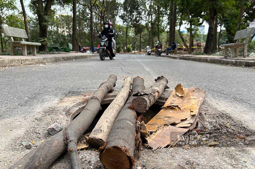 Theo ong Vu Anh Van (tru tai phuong Thanh Nhan), cong vien xuat hien nhieu diem bi trom cap nap cong, gay nguy hiem cho nguoi dan di lai trong cong vien.