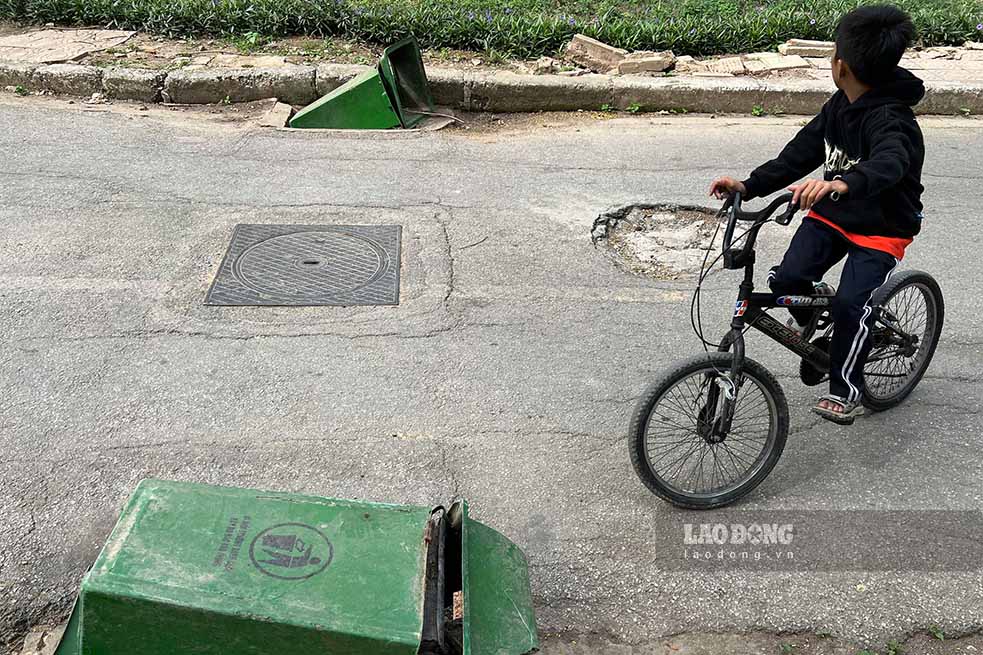 “Hang loat cong thoat nuoc bi lay cap nap cong, nguoi dan phai bo tri cac vat canh bao nhu cui, thung dung rac de bit tam cac mieng cong dam bao an toan cho nguoi dan khi vao cong vien”, ong Van noi.