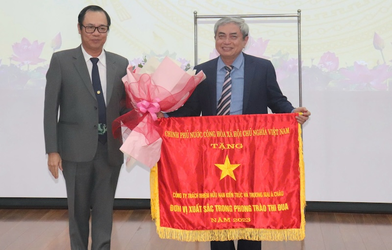 Ban Quản lý Khu công nghệ cao và các khu công nghiệp Đà Nẵng trao tặng Cờ thi đua của Chính phủ cho doanh nghiệp. Ảnh: Nguyễn Linh