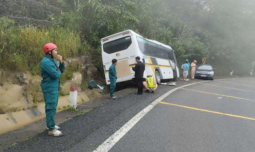 Xe chở khách Trung Quốc mất thắng, lao vào vách đá trên đèo Khánh Lê. Ảnh: Toàn Bùi