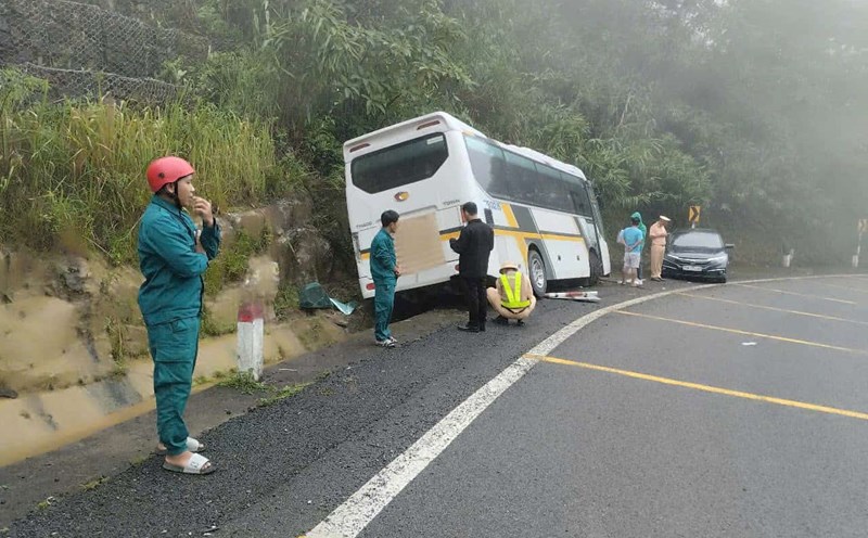A Chinese passenger bus lost control and crashed into a cliff on Khanh Le Pass. Photo: Toan Bui