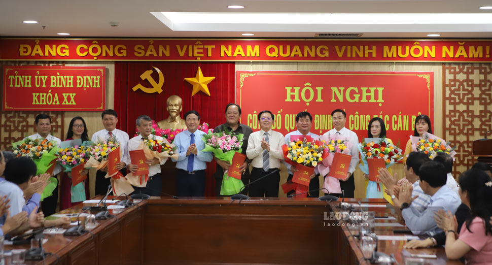 Leaders of Binh Dinh province present decisions to officials who have been transferred, rotated, and appointed. Photo: Hoai Luan