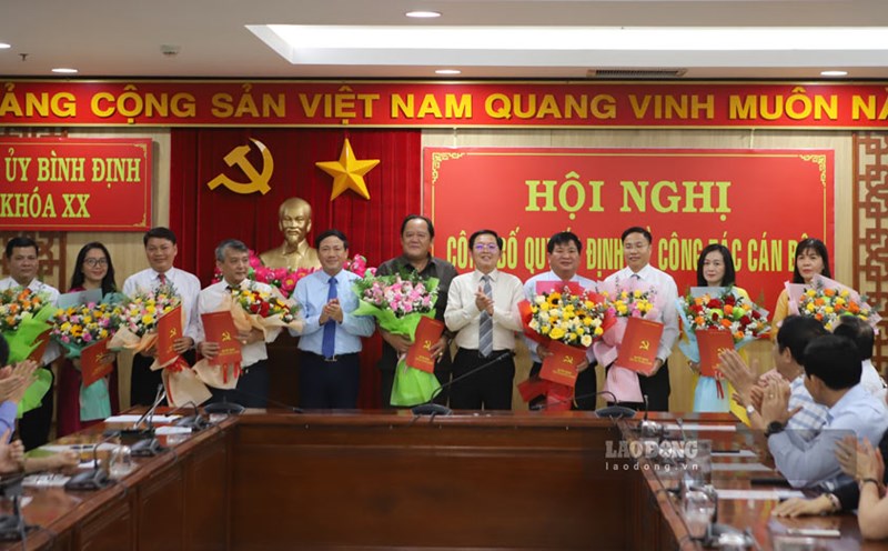 Leaders of Binh Dinh province present decisions to officials who have been transferred, rotated, and appointed. Photo: Hoai Luan