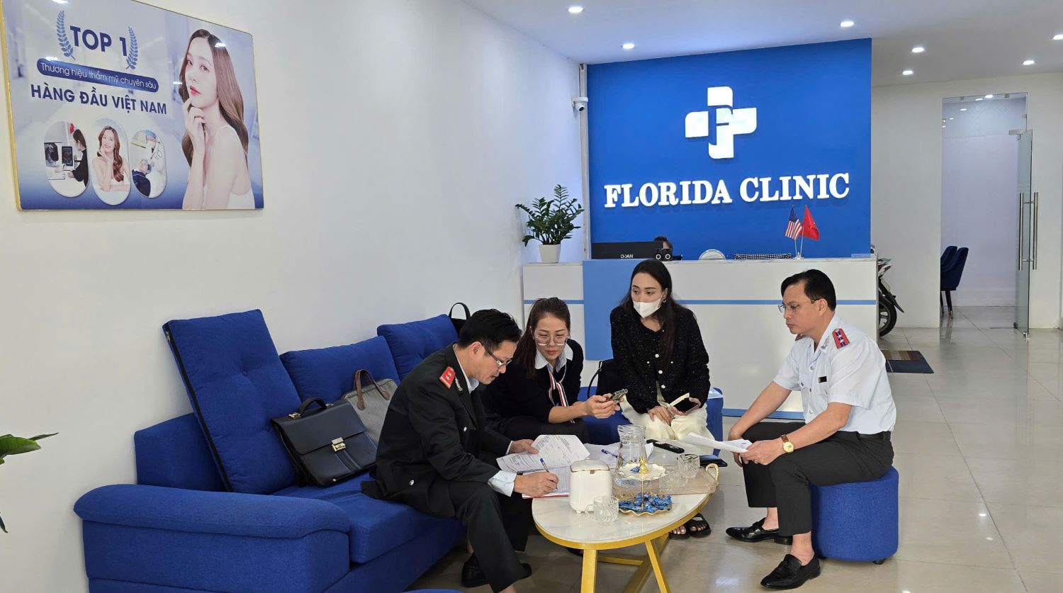 Đoàn kiểm tra của Thanh tra Sở Y tế Thái Bình làm việc với cơ sở