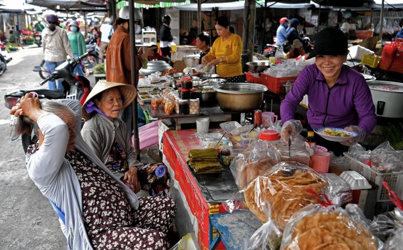 Breakfast in the workers' market.