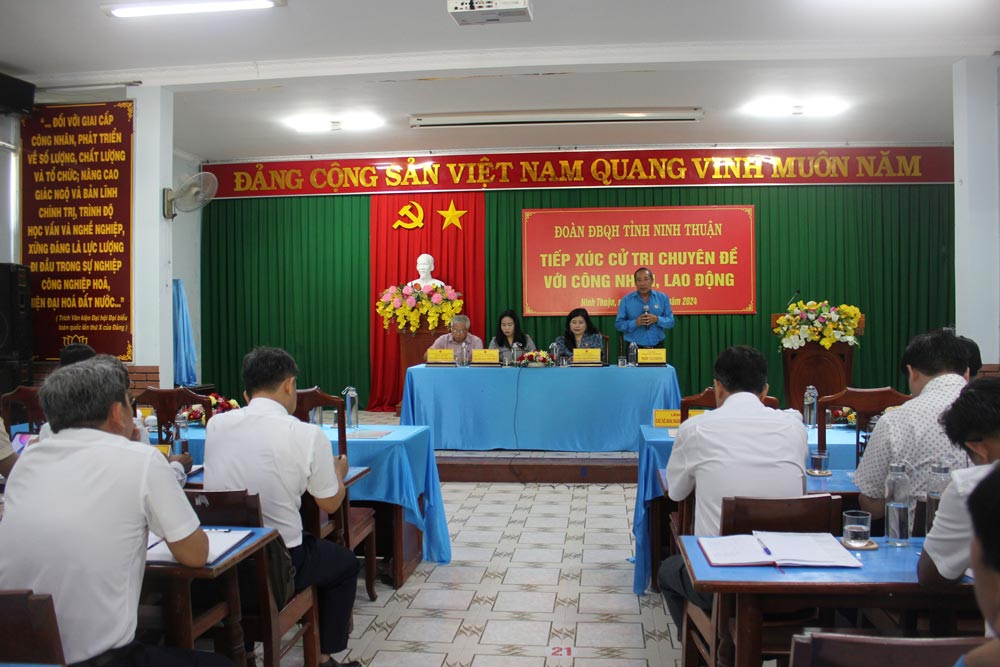 Mr. Tran Van Dong - Chairman of the Ninh Thuan Provincial Federation of Labor - received union members' opinions on the draft Trade Union Law (amended). Photo: Phuong Linh