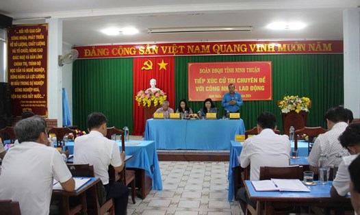 Ông Trần Văn Đông - Chủ tịch LĐLĐ tỉnh Ninh Thuận - tiếp thu ý kiến đoàn viên về góp ý dự thảo Luật Công đoàn (sửa đổi). Ảnh: Phương Linh