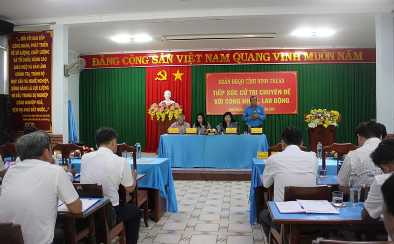 Mr. Tran Van Dong - Chairman of the Ninh Thuan Provincial Federation of Labor - received union members' opinions on the draft Trade Union Law (amended). Photo: Phuong Linh