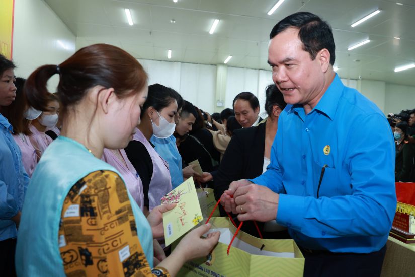 Party Central Committee member and President of the Vietnam General Confederation of Labor Nguyen Dinh Khang presents gifts to union members at the Tet Sum Vay program held in Bac Ninh. Photo: Hai Nguyen