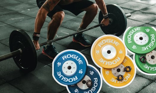 Nâng tạ quá nặng là một trong những sai lầm cần tránh khi tập luyện sau tuổi 50 giúp sống lâu. Đồ họa: Thanh Thanh