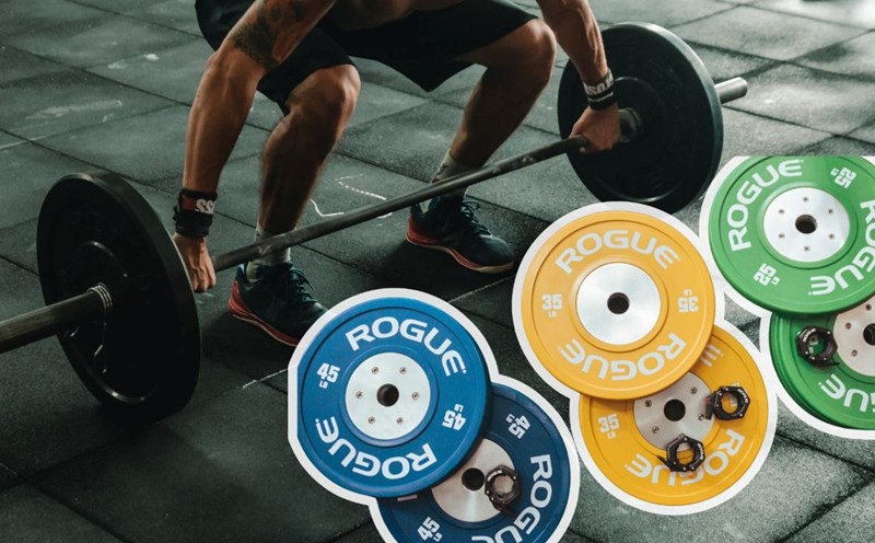 Lifting weights that are too heavy is one of the mistakes to avoid when exercising after the age of 50 to help you live longer. Graphics: Thanh Thanh