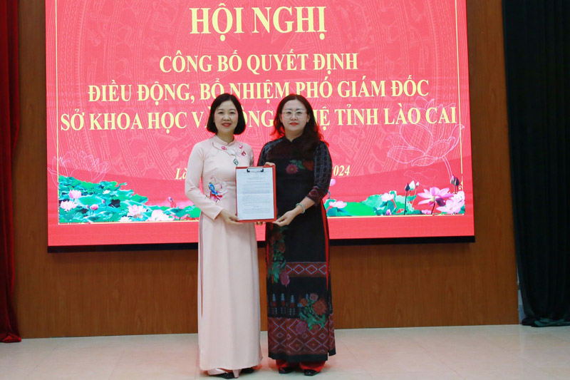 Ms. Nguyen Thi Lan Anh (left) received the appointment decision from Vice Chairwoman of Lao Cai Provincial People's Committee Giang Thi Dung. Photo: Mai Duong