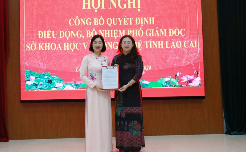 Ms. Nguyen Thi Lan Anh (left) received the appointment decision from Vice Chairwoman of Lao Cai Provincial People's Committee Giang Thi Dung. Photo: Mai Duong