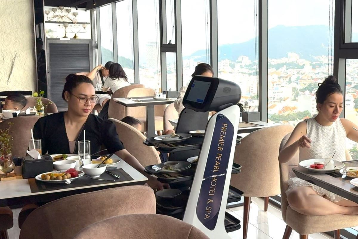Robots serve customers at a hotel restaurant in Vung Tau. Photo: Thanh An