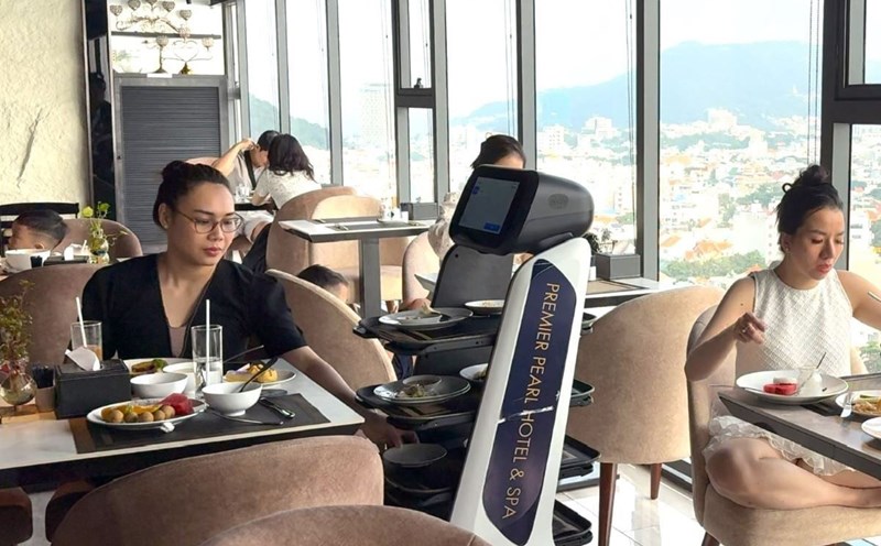 Robots serve customers at a hotel restaurant in Vung Tau. Photo: Thanh An